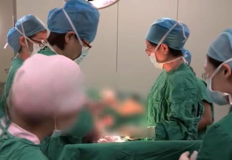 Vợ đau đẻ vật vã nhưng không được phép sinh vì chồng bắt đợi giờ đẹp, em bé chào đời toàn thân tím tái - 3