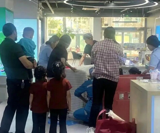 Sinh con giữa cửa hàng điện thoại: Cả tiệm hoá “phòng sinh mini”, nhân viên bán máy bỗng thành bác sĩ đỡ đẻ - 1