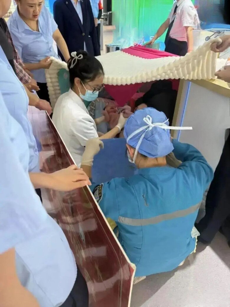 Sinh con giữa cửa hàng điện thoại: Cả tiệm hoá “phòng sinh mini”, nhân viên bán máy bỗng thành bác sĩ đỡ đẻ - 2