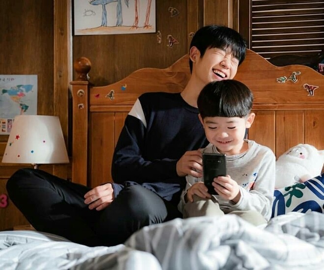 Bố dượng để lại nhà cho tôi nhưng chỉ tặng con ruột bức ảnh, thứ rơi ra khiến tôi khóc còn em cười - 1