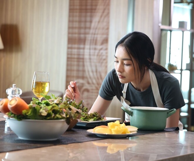 Chồng vui vẻ nấu ăn cùng vợ cũ đúng ngày sinh nhật tôi, lời anh nói trên bàn ăn khiến tôi sững sờ - 1