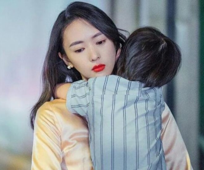 Đến nhà vợ cũ đón con, thấy con háo hức khoe quà bố dượng tặng mà tôi lặng lẽ rơi nước mắt - 1