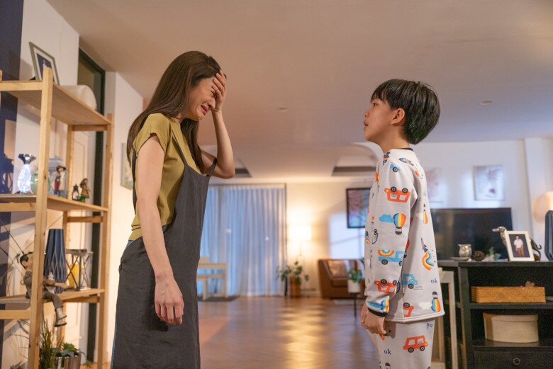 Em trai chồng đến ở cùng sau ly hôn, con trai tôi mở bưu kiện của em thì sợ hãi òa khóc - 2