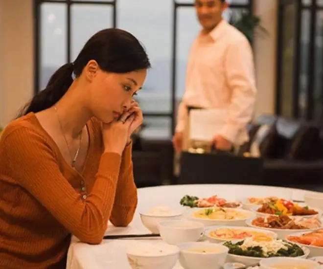Mẹ chồng cho túi cá xưa chỉ lợn mới ăn, ngồi bên mâm cơm tôi nhận ra 4 điều - 1