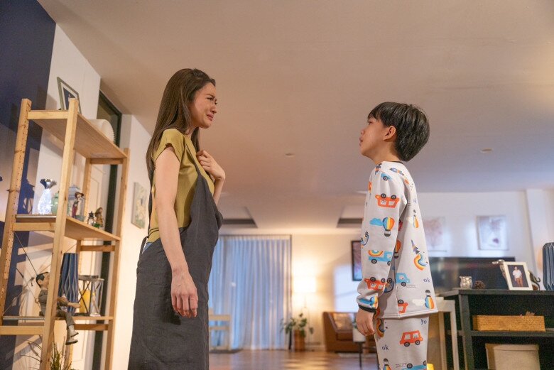 Mừng rỡ khi thấy chồng cũ chủ động đưa con đi chơi, lúc về anh nói 6 từ khiến tôi lặng người - 2