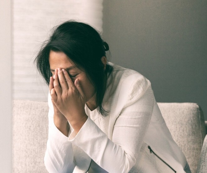 Ngoài phòng sinh của con gái, thấy tin nhắn hiện trên điện thoại chàng rể, tôi liền đưa mẹ con nó về nhà - 1