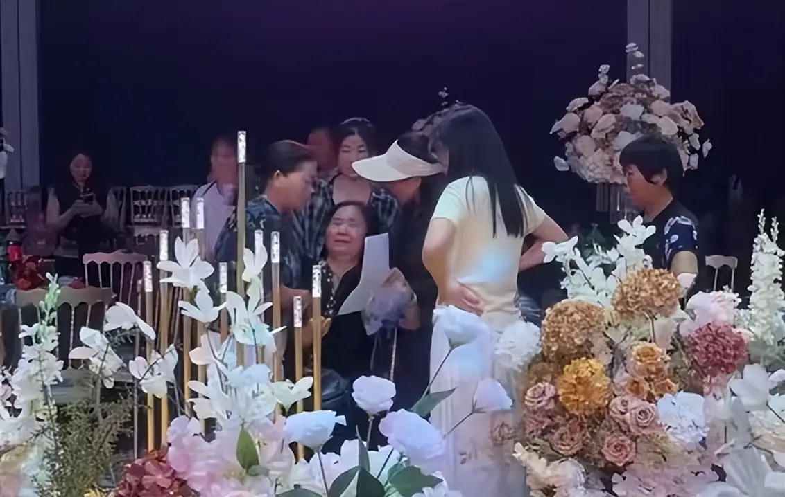 Nhận được tờ giấy lạ trong ngày cưới con trai, người mẹ ngã vật ra sàn than thân trách phận - 5