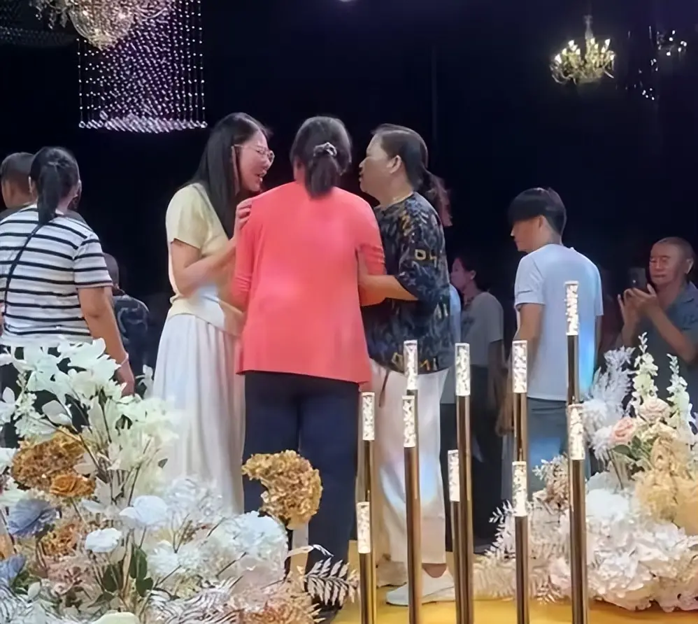 Nhận được tờ giấy lạ trong ngày cưới con trai, người mẹ ngã vật ra sàn than thân trách phận - 2
