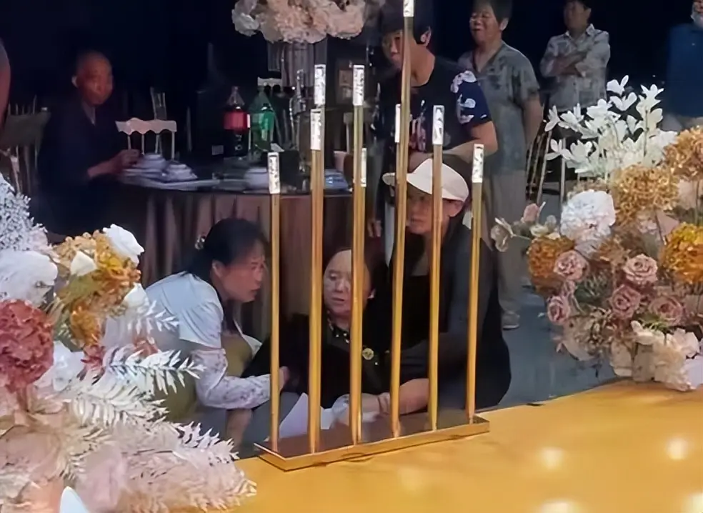 Nhận được tờ giấy lạ trong ngày cưới con trai, người mẹ ngã vật ra sàn than thân trách phận - 4
