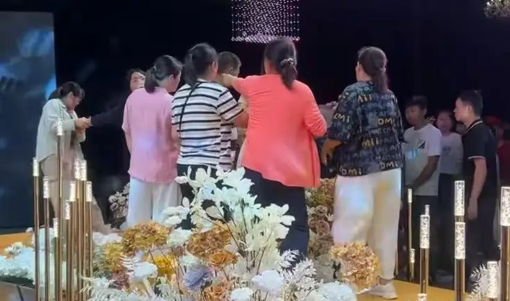 Nhận được tờ giấy lạ trong ngày cưới con trai, người mẹ ngã vật ra sàn than thân trách phận - 3
