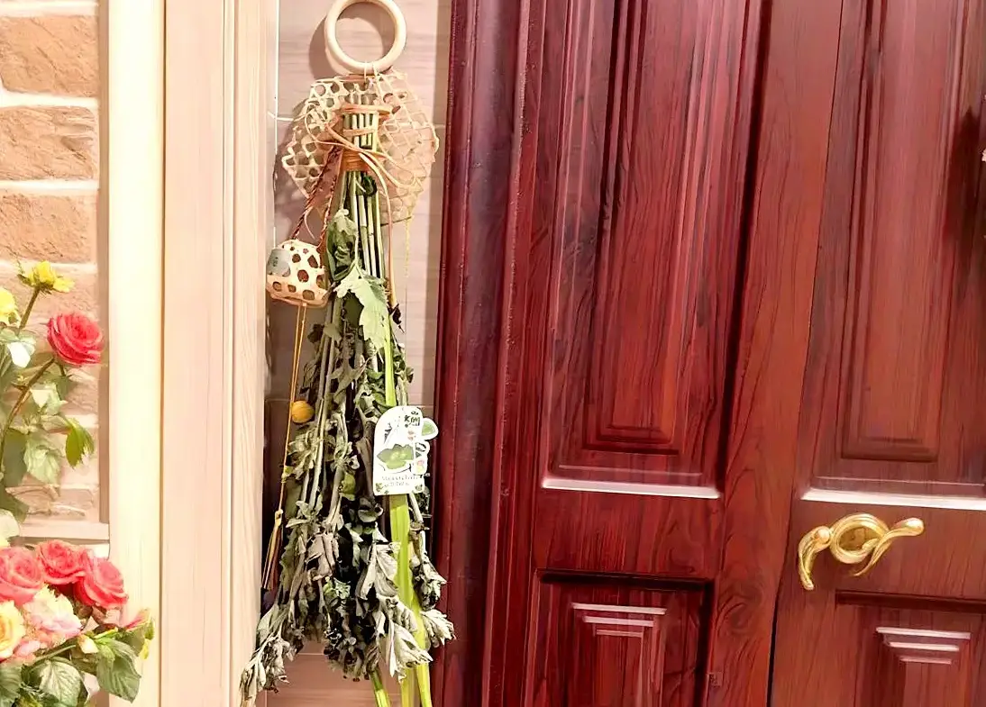 Tết Đoan Ngọ treo loại rau này trước cửa, chỉ 10.000 đồng/mớ nhưng giúp xua rủi rước lộc, cả năm may mắn - 2