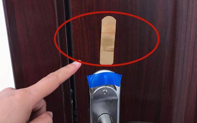 Trước khi ngủ, dán một miếng băng urgo lên cửa sẽ giúp mọi nhà thoát khỏi nỗi phiền toái, hiệu quả bất ngờ - 3