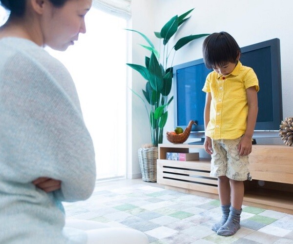 Mẹ vô thức nói “Con làm mẹ xấu hổ&#34; càng nói nhiều, càng dễ đẩy con ra xa - 1