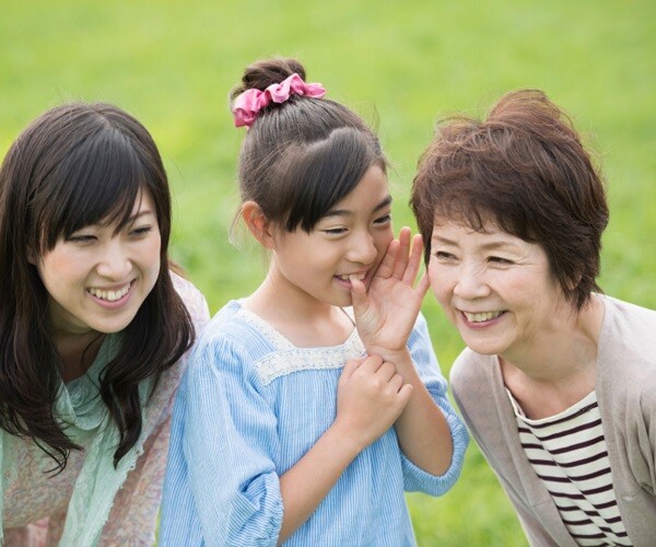 Trẻ được hỏi &#34;Con yêu bà hay mẹ hơn&#34; Bố mẹ EQ cao dạy con trả lời &#34;vẹn cả đôi đường&#34; - 1
