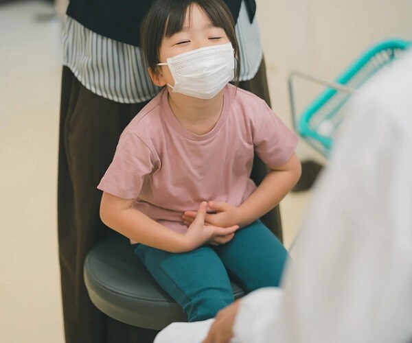 Trẻ sơ sinh không thể nói “bụng con khó chịu” nhưng mẹ có thể nhìn thấy qua 8 dấu hiệu trên cơ thể - 1