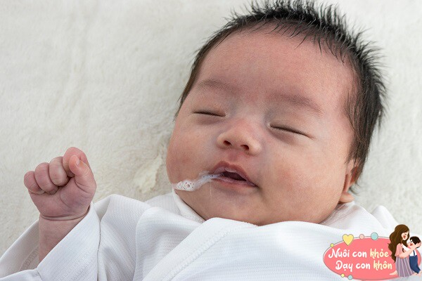 Trẻ sơ sinh không thể nói “bụng con khó chịu” nhưng mẹ có thể nhìn thấy qua 8 dấu hiệu trên cơ thể - 8