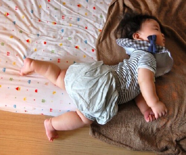 Em bé lăn lộn, cuộn tròn khi ngủ là đang gửi đi tín hiệu khẩn cấp này, bố mẹ đừng vội phớt lờ - 1