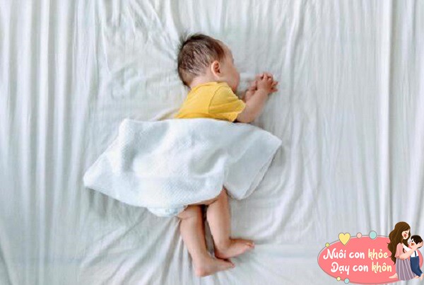 Em bé lăn lộn, cuộn tròn khi ngủ là đang gửi đi tín hiệu khẩn cấp này, bố mẹ đừng vội phớt lờ - 4