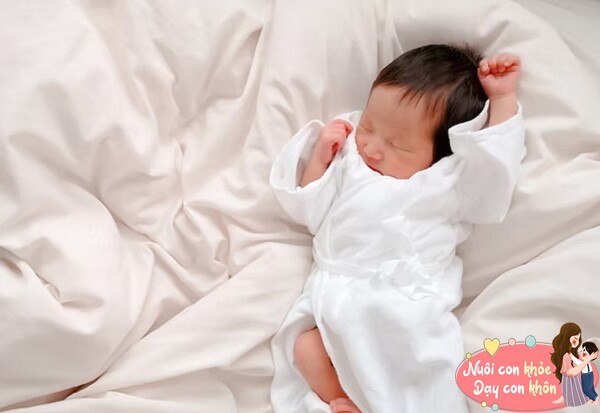 Em bé lăn lộn, cuộn tròn khi ngủ là đang gửi đi tín hiệu khẩn cấp này, bố mẹ đừng vội phớt lờ - 7