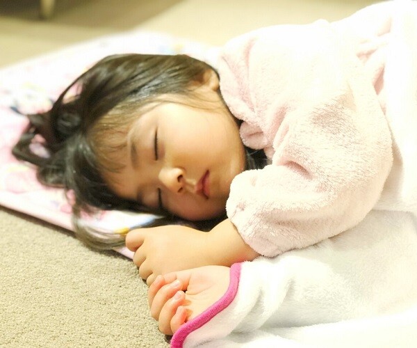 Giữa trẻ ngủ nhiều và trẻ ngủ ít, não bộ âm thầm biến đổi trong 10 năm, tạo ra 3 khác biệt rõ ràng - 1