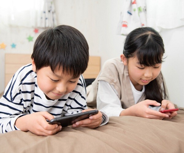 Chuyên gia: Đừng cấm trẻ dùng điện thoại, có 5 mẹo này dạy trẻ tận hưởng điện thoại đúng cách - 1