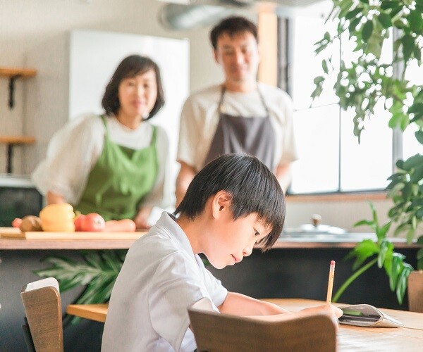 Trẻ em lớn lên giàu có thường sở hữu 3 đặc điểm trước 7 tuổi - 1