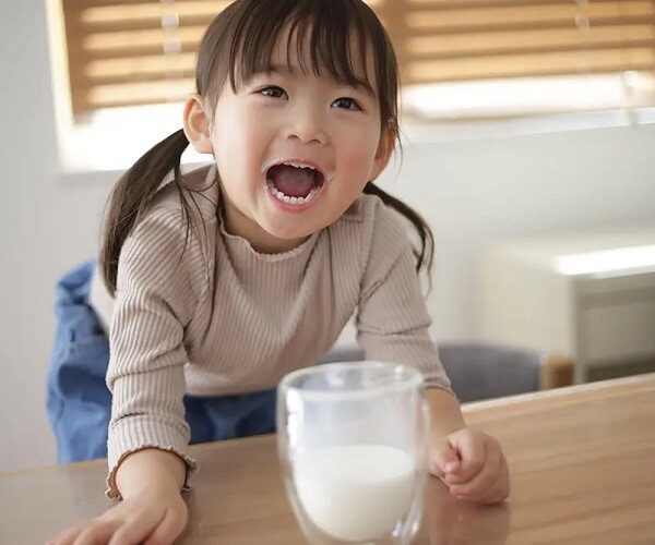 Tuyệt chiêu để con hợp tác uống sữa mẹ chọn - 1