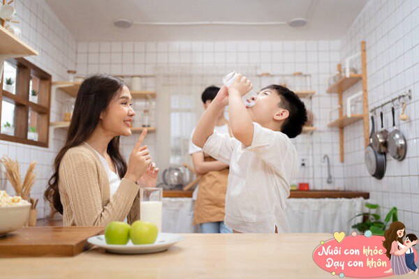 Tuyệt chiêu để con hợp tác uống sữa mẹ chọn - 7