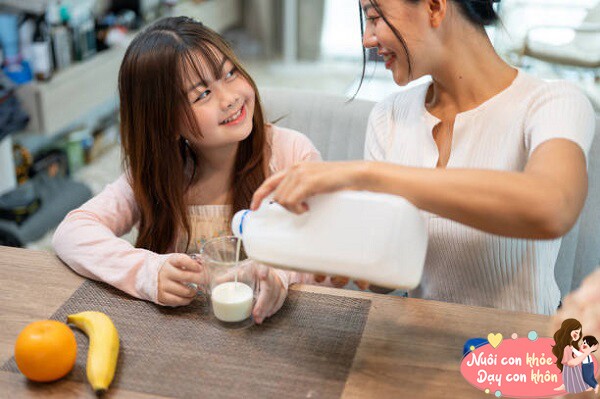 Tuyệt chiêu để con hợp tác uống sữa mẹ chọn - 3