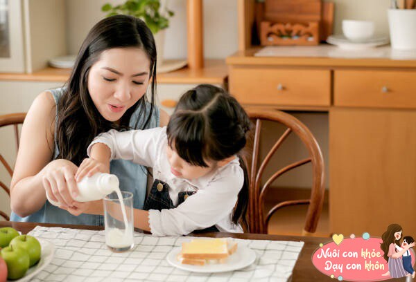 Tuyệt chiêu để con hợp tác uống sữa mẹ chọn - 6