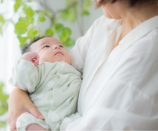 Vì sao trẻ sơ sinh đột nhiên khóc khi nhìn thấy người lạ? Không hề mê tín mà từ 3 lý do khó nói - 1