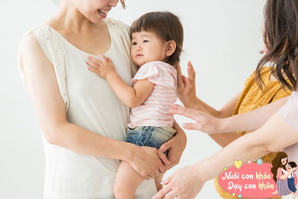 Vì sao trẻ sơ sinh đột nhiên khóc khi nhìn thấy người lạ? Không hề mê tín mà từ 3 lý do khó nói - 4