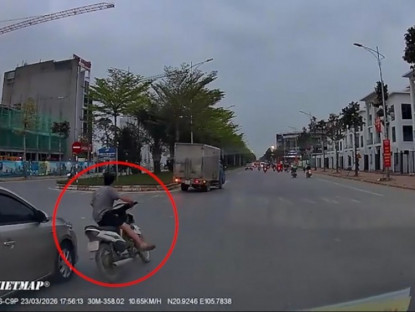 Giao thông - Clip: "Tránh vỏ dưa gặp vỏ dừa", xe máy sang đường ẩu va chạm với ô tô rồi bỏ chạy