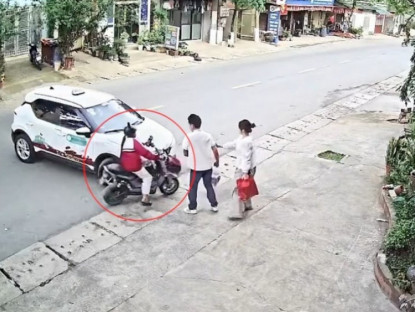 Giao thông - Clip: Hú hồn nữ sinh phóng xe điện lướt ngang đầu ô tô trong tích tắc