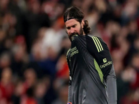 Tin mới nhất bóng đá trưa 4/4: Alisson chấn thương, Liverpool đối mặt khủng hoảng trước đại chiến PSG