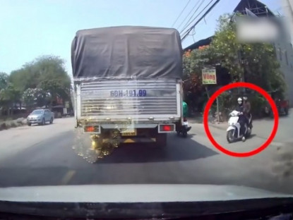 Giao thông - Clip: Khuất tầm nhìn vẫn liều sang đường, hai Ninja bị ô tô đâm cực mạnh