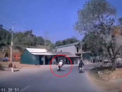 Giao thông - Clip: Ôm cua như “chỗ không người”, hai xe máy lướt qua nhau trong gang tấc