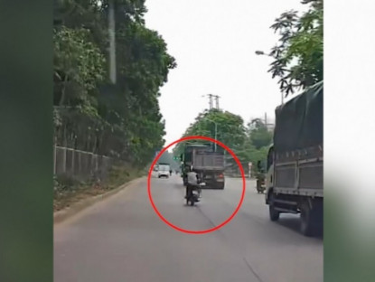 Giao thông - Clip: Thót tim xe máy phóng nhanh rồi sụp hố, loạng choạng suýt lao vào xe tải