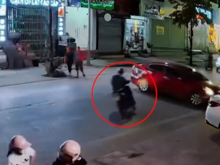 Clip: Tránh ô tô quay đầu, thanh niên đánh võng “hạ gục” xe máy đối diện