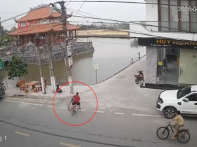 Clip: Ôm cua “quá đà”, bé trai phóng xe đạp lao thẳng xuống ao