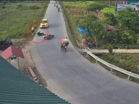 Clip: Ôm cua như “tay đua”, xe máy drift khiến người ngồi sau lao thẳng vào bụi cỏ
