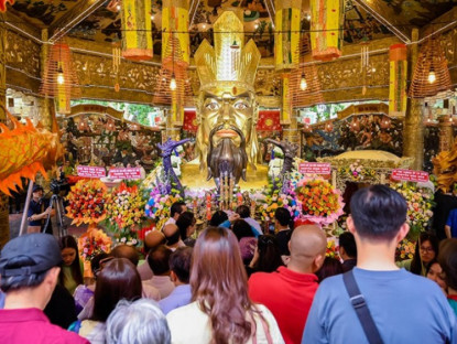 Thông tin doanh nghiệp - Lễ Giỗ Tổ Hùng Vương, Suối Tiên tặng 10.000 phần gạo Lộc cho du khách