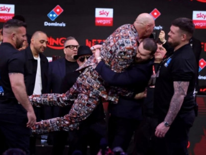 Thể thao - "Vua giang hồ" Fury tái xuất boxing, nặng 120kg vẫn bị nhấc bổng như em bé