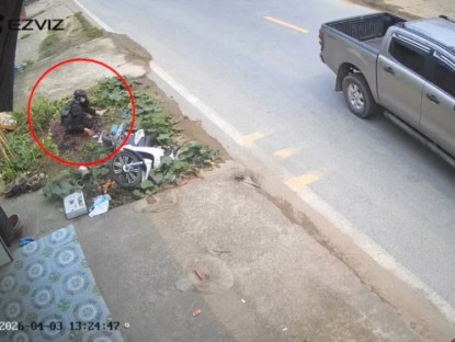 Giao thông - Clip: Xe máy mất lái lao lên vỉa hè, thanh niên lộn nhào rơi xuống vườn rau