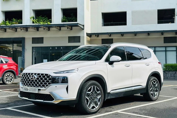 Santa Fe máy dầu đi 2 năm vẫn bán đắt hơn xe mới: Chuyện gì đang xảy ra? - 1