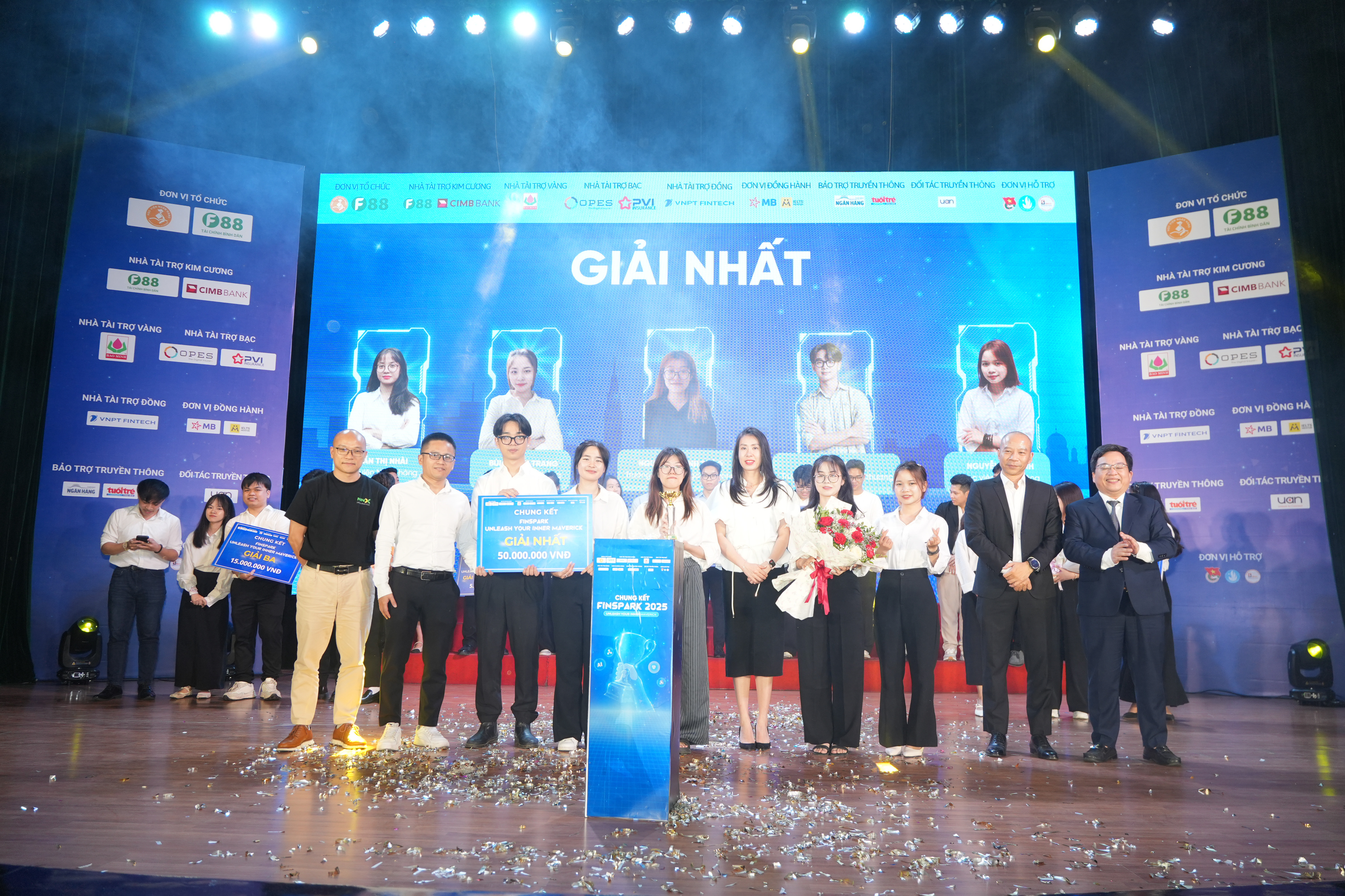 Nữ sinh Ngoại thương tìm lời giải trong Fintech - 1