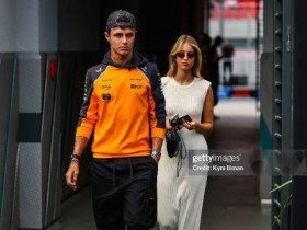 Nhà vô địch đua xe tình tứ bên bạn gái xinh như mộng, đập tan tin đồn chia tay