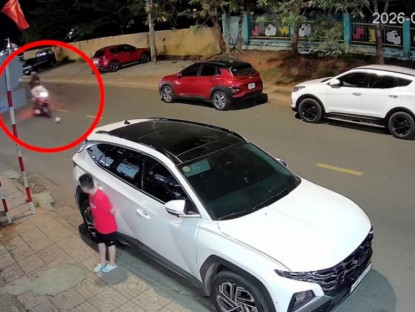 Giao thông - Clip: Trái bóng bất ngờ lăn ra đường, xe máy không kịp tránh ngã sõng soài
