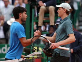 Sinner khiến Alcaraz mất cả chì lẫn chài, điểm yếu chí mạng của 