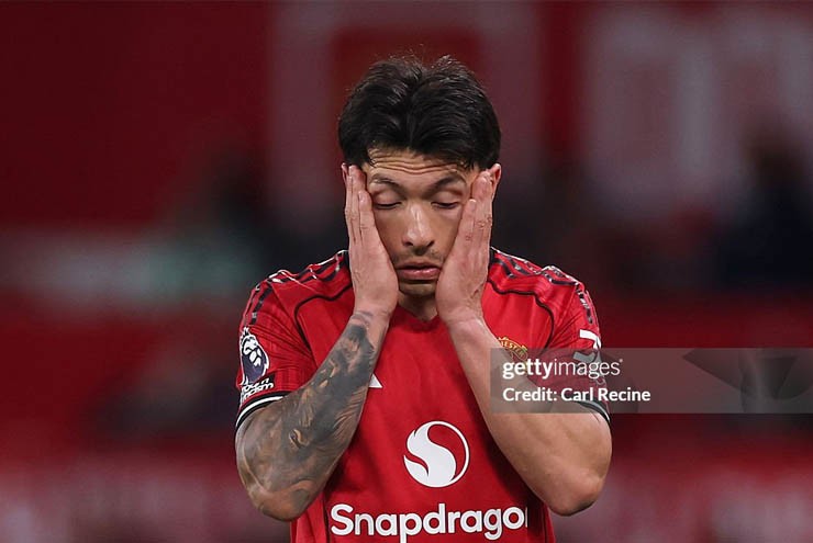 Martinez ăn thẻ đỏ khiến MU khủng hoảng hàng thủ, run rẩy đấu Chelsea - 1